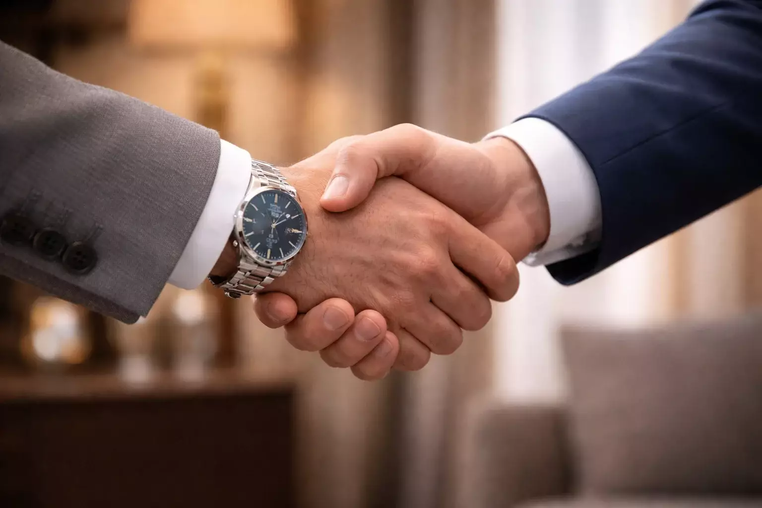 Stretta di mano professionale in ambiente elegante, accordo VIP