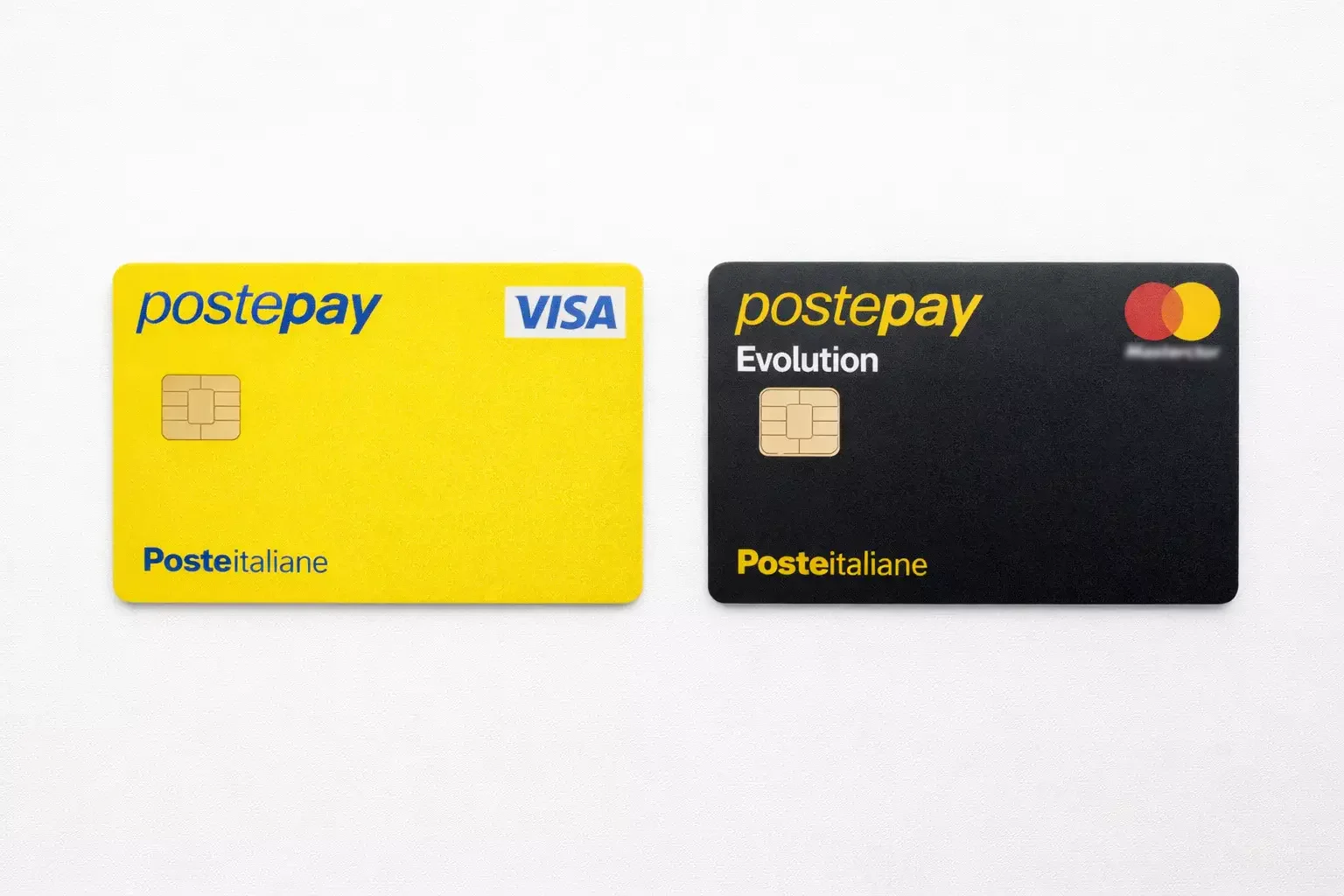 Due carte Postepay affiancate su superficie chiara, confronto visivo