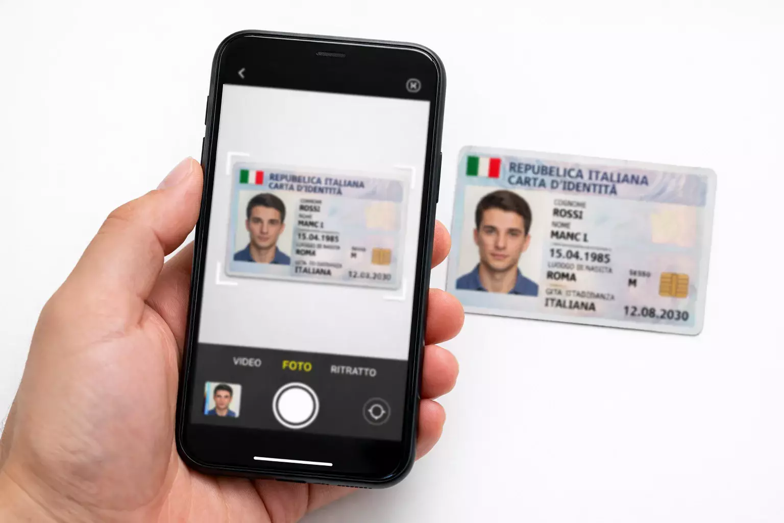 Mano che fotografa documento di identit&agrave; con smartphone