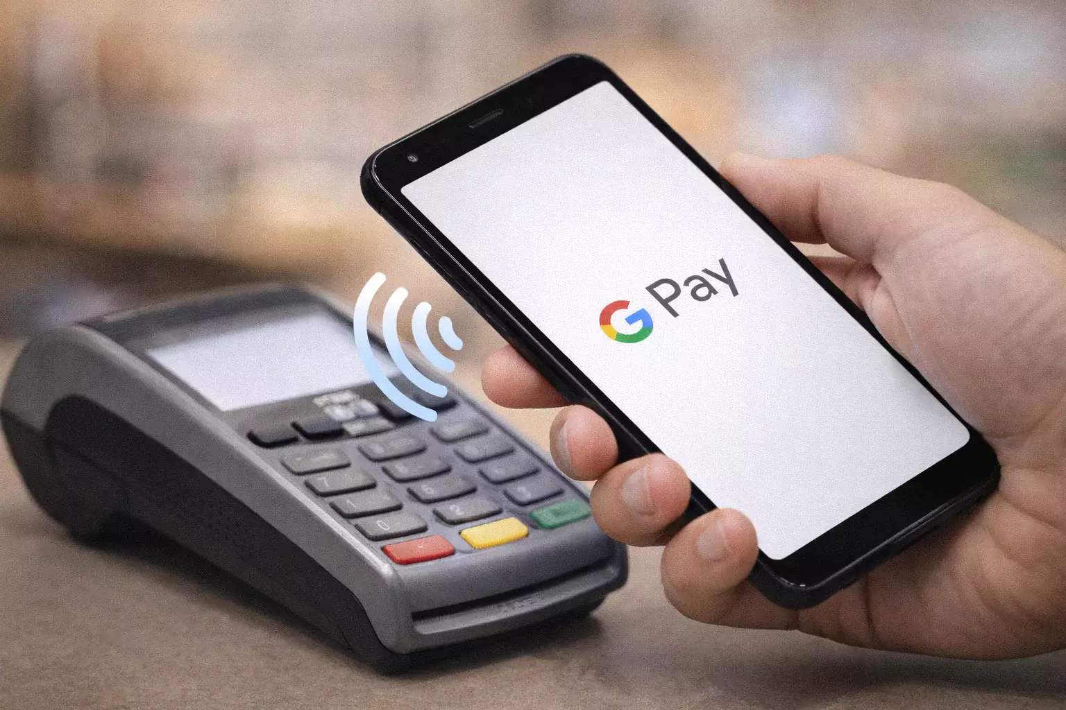 Smartphone Android avvicinato a terminale NFC per pagamento contactless